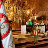 Nowy krzyż zdobi bursztynowy ołtarz