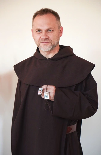 Szkaplerz jak obrączka. „Nie jest amuletem, nie jest drogą na skróty”