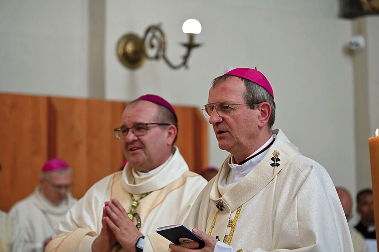  Bp Marek Ochlak (z lewej) z abp. Tadeuszem Wojdą.