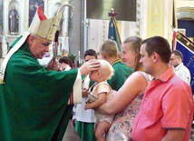 Bp Piotr Greger pobłogosławił dzieci i mamy oczekujące potomstwa.
