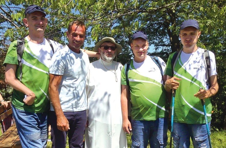 Chłopaki  ze skoczowskiej Przestrzeni Opatrzności z o. Bogdanem Kocańdą OFMConv.  Z lewej – Sebastian i opiekun Przemek, z prawej  – Mateusz i Andrzej. 