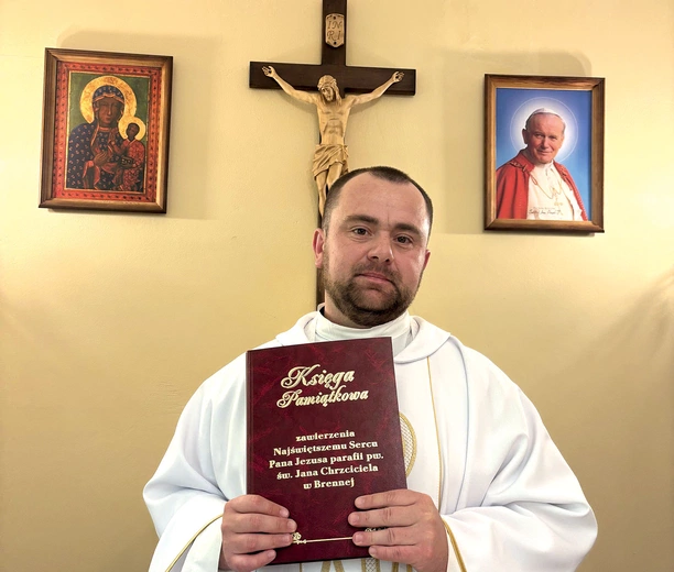 Duszpasterz ośrodka dla osób starszych z Księgą Zawierzenia parafii św. Jana Chrzciciela.