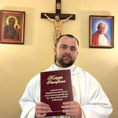 Duszpasterz ośrodka dla osób starszych z Księgą Zawierzenia parafii św. Jana Chrzciciela.