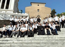 Seminarzyści krakowscy i bielsko- -żywieccy ze swoimi przełożonymi na pielgrzymim szlaku. 