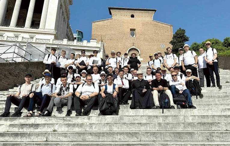 Seminarzyści krakowscy i bielsko- -żywieccy ze swoimi przełożonymi na pielgrzymim szlaku. 