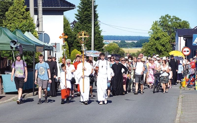  Wierni z lublinieckich parafii w ślubowanej przez przodków pielgrzymce przychodzą zawsze 2 lipca. Drogę w obie strony pokonują pieszo. 