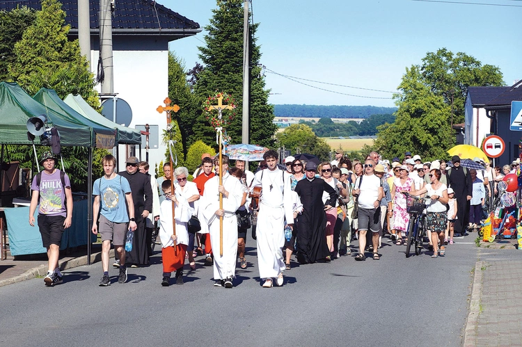  Wierni z lublinieckich parafii w ślubowanej przez przodków pielgrzymce przychodzą zawsze 2 lipca. Drogę w obie strony pokonują pieszo. 