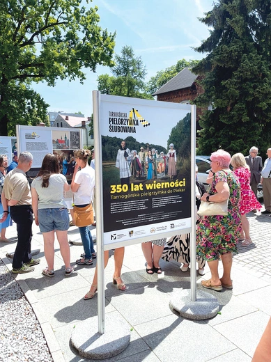  Plansze  ze zdjęciami i opisami obok kościoła Świętych Apostołów  Piotra i Pawła.