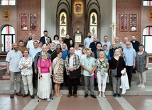  Wspólne zdjęcie w sanktuarium Matki Bożej Dobrej Drogi w Gliwicach. 