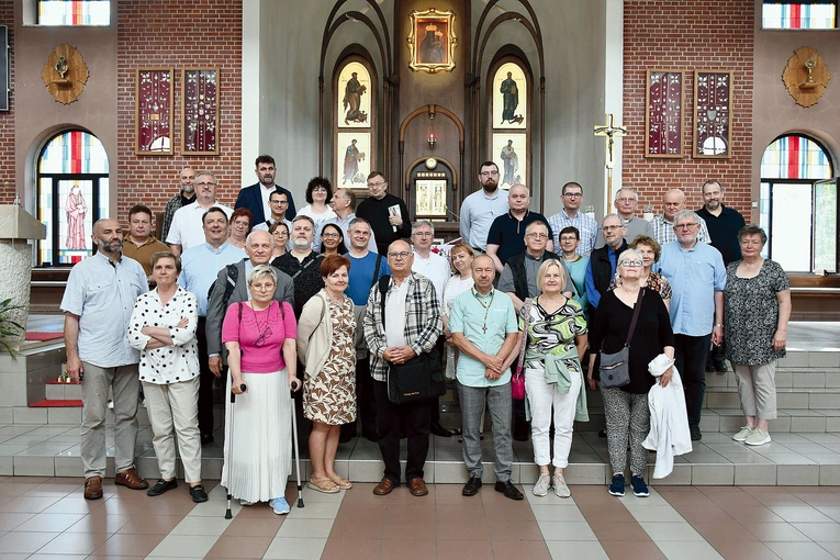  Wspólne zdjęcie w sanktuarium Matki Bożej Dobrej Drogi w Gliwicach. 