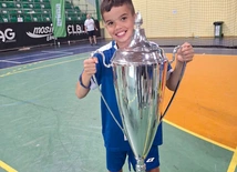 Przechodnie trofeum będzie dumnie stać u nich przez rok. 