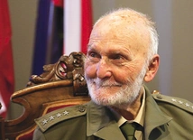  Mimo sędziwego wieku  kapitan nie traci pogody ducha  i nie ustaje w świadczeniu o swojej epoce.