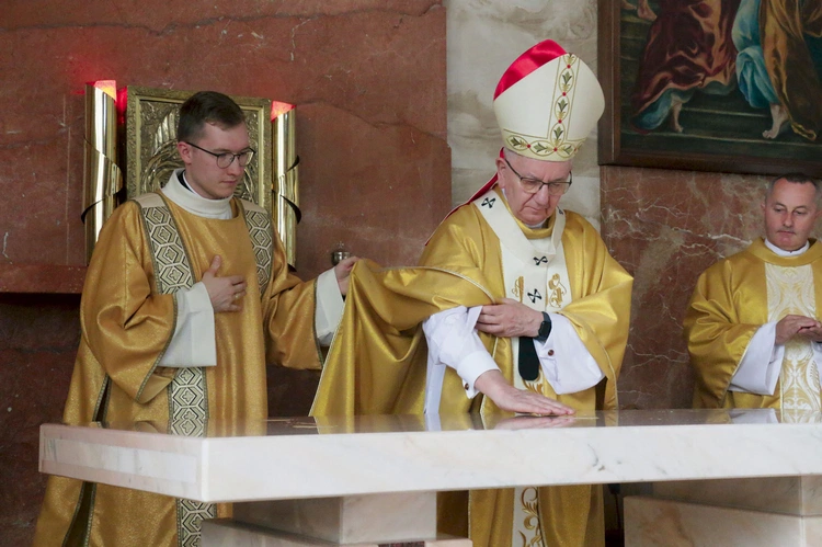  Namaszczenie ołtarza jest elementem konsekracji świątyni. 