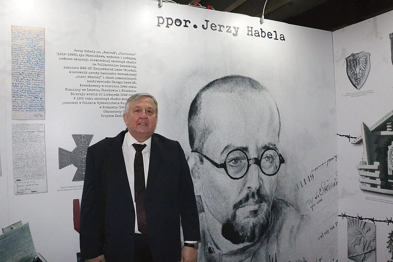 Wojciech Habela przy wizerunku swojego ojca – ppor. Jerzego Habeli „Konrada”. 