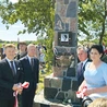 Moment odsłonięcia momnumentu w Jaszowicach.