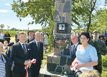 Moment odsłonięcia momnumentu w Jaszowicach.