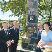 Moment odsłonięcia momnumentu w Jaszowicach.