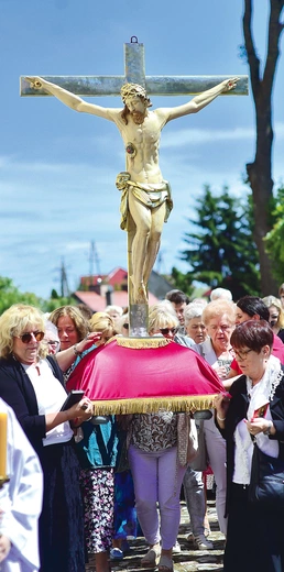 Po Mszy św. odbywa się procesja  za krzyżem słynącym z łask. 