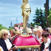 Po Mszy św. odbywa się procesja  za krzyżem słynącym z łask. 