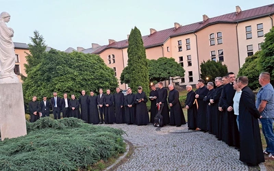 Spotkanie rozpoczął śpiew Apelu Jasnogórskiego. 