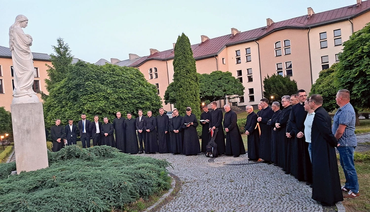 Spotkanie rozpoczął śpiew Apelu Jasnogórskiego. 