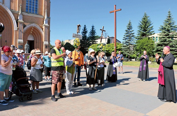 Pątnikom błogosławieństwa udzielił  bp Marek Solarczyk.