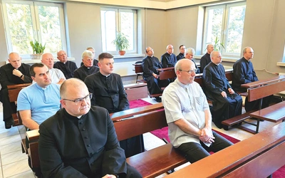 Uczestnicy uważnie słuchali nauk rekolekcyjnych.