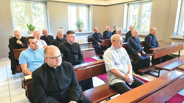Uczestnicy uważnie słuchali nauk rekolekcyjnych.