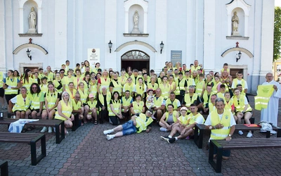 Wierni  ze Starej Błotnicy tuż przed wyruszeniem  w drogę. 