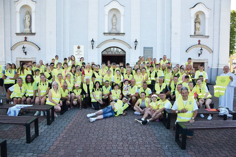 Wierni  ze Starej Błotnicy tuż przed wyruszeniem  w drogę. 