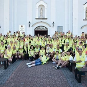 Wierni  ze Starej Błotnicy tuż przed wyruszeniem  w drogę. 