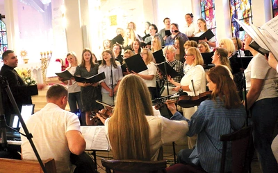 Śpiewy prowadzili chór Całym Sercem z parafii Chrystusa Króla w Radomiu oraz Schola Rodziców i schola dziecięco-młodzieżowa z parafii w Jedlni--Letnisku. 