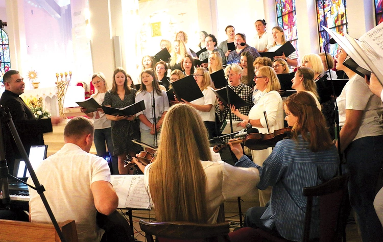 Śpiewy prowadzili chór Całym Sercem z parafii Chrystusa Króla w Radomiu oraz Schola Rodziców i schola dziecięco-młodzieżowa z parafii w Jedlni--Letnisku. 