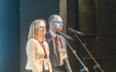 Joanna  i Artur Bednarscy są małżeństwem z 19-letnim  stażem i rodzicami  trzech córek. Formują się w Domowym Kościele. 