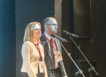 Joanna  i Artur Bednarscy są małżeństwem z 19-letnim  stażem i rodzicami  trzech córek. Formują się w Domowym Kościele. 