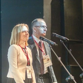 Joanna  i Artur Bednarscy są małżeństwem z 19-letnim  stażem i rodzicami  trzech córek. Formują się w Domowym Kościele. 