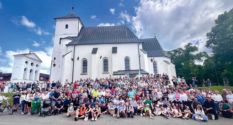 Na tegoroczny pielgrzymi  szlak  wyruszyło około 500 osób.