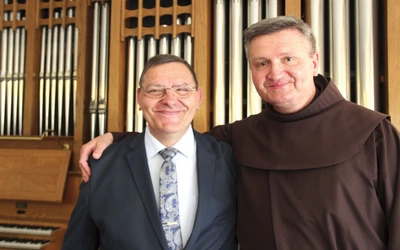  W dniu odebrania świadectwa  ze swoim rodzonym  bratem  o. Izydorem,  który jest  dla niego  jak ojciec.  To on otworzył przed nim świat muzyki. Rozmawiają  ze sobą codziennie.