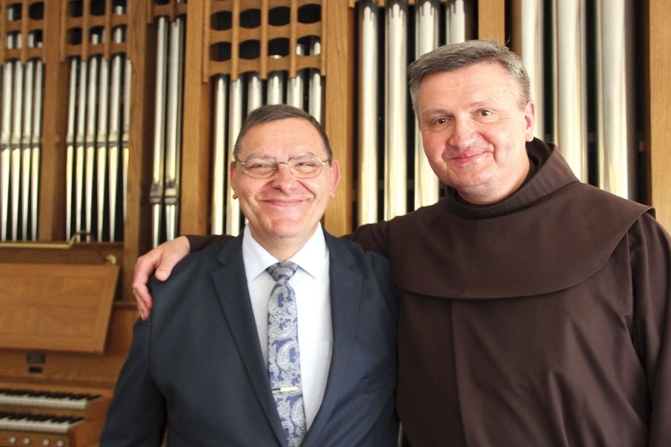  W dniu odebrania świadectwa  ze swoim rodzonym  bratem  o. Izydorem,  który jest  dla niego  jak ojciec.  To on otworzył przed nim świat muzyki. Rozmawiają  ze sobą codziennie.