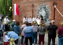  Białków zajmuje szczególne miejsce na mapie kulturalnej ziemi lubuskiej ze względu na zachowaną i pielęgnowaną kulturę kresową Polesia. Do tej pory wielu mieszkańców posługuje się językiem poleskim. W trakcie etnograficznych świąt – np. „Jak to z chlebem było” oraz „Jak to z babą było” – mieszkańcy nie tylko noszą tradycyjne stroje, ale także prezentują kresową kuchnię i muzykę.  