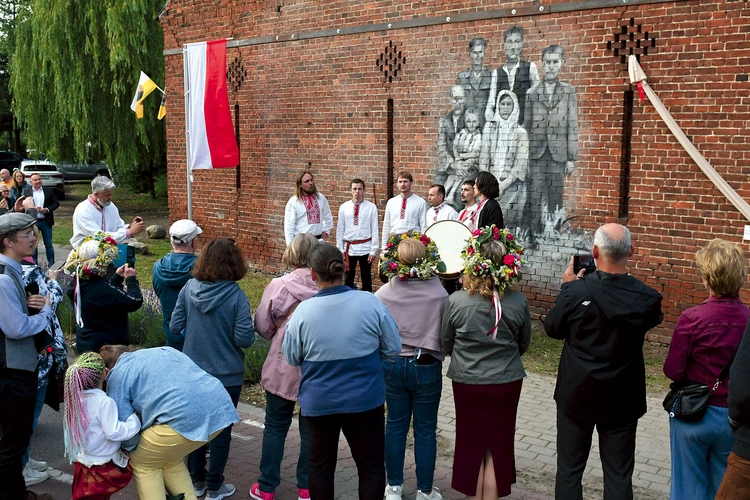  Białków zajmuje szczególne miejsce na mapie kulturalnej ziemi lubuskiej ze względu na zachowaną i pielęgnowaną kulturę kresową Polesia. Do tej pory wielu mieszkańców posługuje się językiem poleskim. W trakcie etnograficznych świąt – np. „Jak to z chlebem było” oraz „Jak to z babą było” – mieszkańcy nie tylko noszą tradycyjne stroje, ale także prezentują kresową kuchnię i muzykę.  
