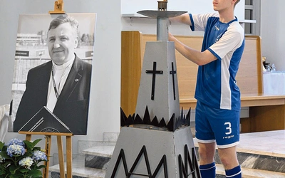 Turniej rozpoczęły modlitwa i zapalenie znicza.