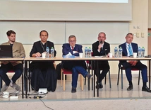 Panel dyskusyjny przedstawicieli różnych religii.
