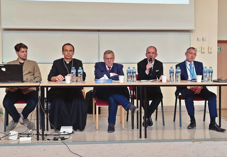 Panel dyskusyjny przedstawicieli różnych religii.