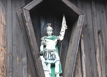 Przy świątyni jest dzwonnica z figurą św. Floriana. 