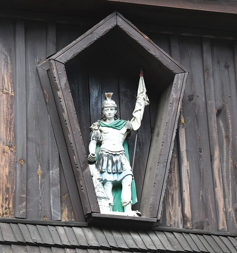 Przy świątyni jest dzwonnica z figurą św. Floriana. 