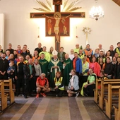 Pielgrzymi wyruszyli po Mszy św., której w kościele Opatrzności Bożej przewodniczył bp Marek Solarczyk.