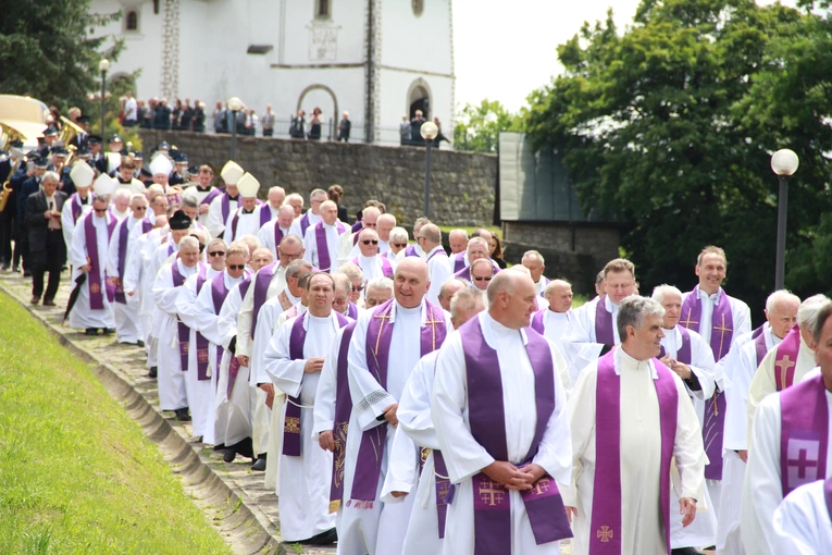 Tropie. Pogrzeb bp. Władysława Bobowskiego