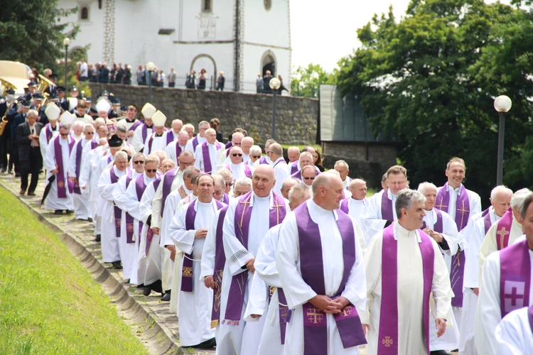 Tropie. Pogrzeb bp. Władysława Bobowskiego