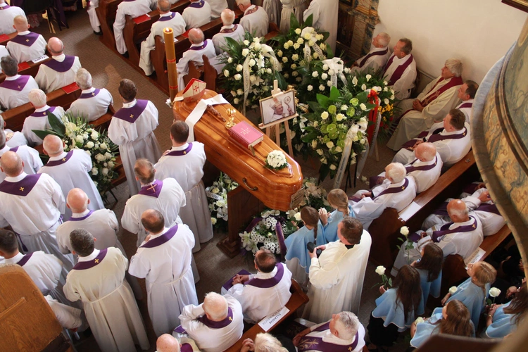 Tropie. Pogrzeb bp. Władysława Bobowskiego
